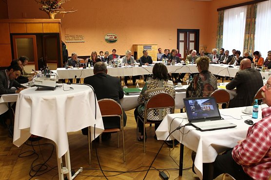 Anh&ouml;rung in Neustadt (Foto: nnz)