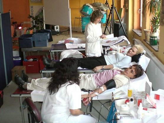 Blut im HInterhof gespendet (Foto: Horizont )