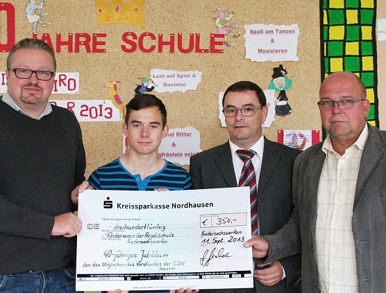 Spendenscheck &uuml;bergeben (Foto: privat)