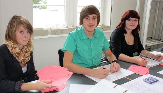 Azubis im Wahlb&uuml;ro (Foto: I. Bergmann|Stadtverwaltung Nordhausen)