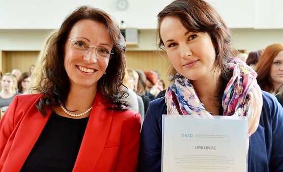 Dr. Kareen Schlangen (links) mit Preistr&auml;gerin Sviatlana Sheibak aus Wei&szlig;russland (Foto: T. Schneppe)