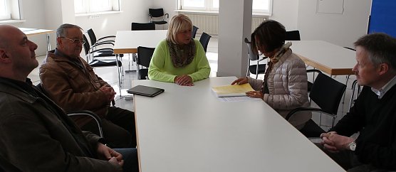 Listen &uuml;bergeben (Foto: nnz)