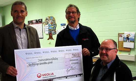 Scheck üßbergeben (Foto: privat) Scheck üßbergeben (Foto: privat)