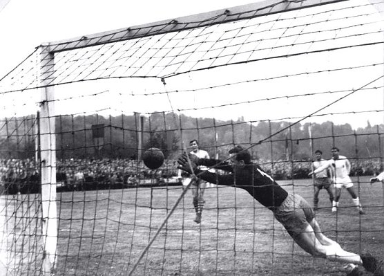 Gegen Rudisleben in der Saison 1965/66 (Foto: Archiv Verkouter) Gegen Rudisleben in der Saison 1965/66 (Foto: Archiv Verkouter)