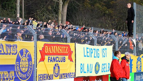 Lok-Fans im AKS - volle Power für die eigene Mannschaft (Foto: Bernd Peter) Lok-Fans im AKS - volle Power für die eigene Mannschaft (Foto: Bernd Peter)