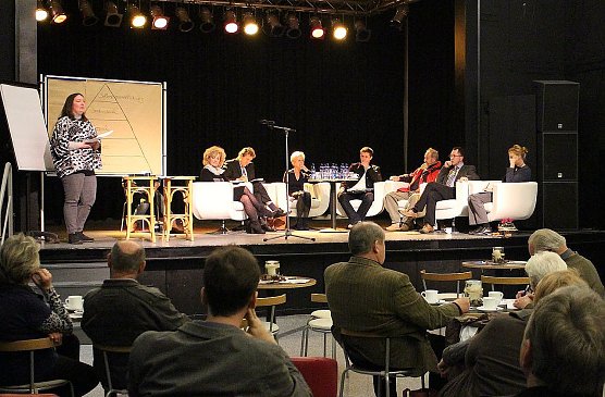 Diskussion im Jugendclubhaus (Foto: nnz)