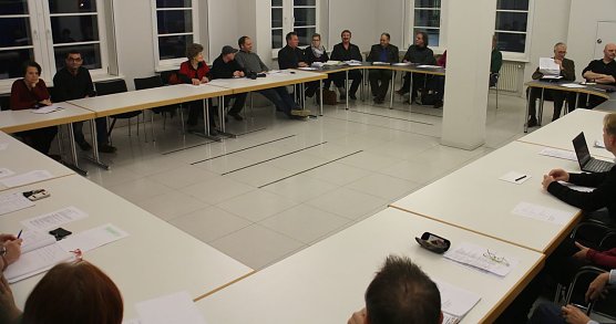 Runder, eckiger Tisch (Foto: nnz)