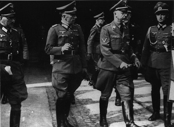 Besuch in Peenemünde (Foto: KZ-Gedenkstätte Mittelbau-Dora) Besuch in Peenemünde (Foto: KZ-Gedenkstätte Mittelbau-Dora)