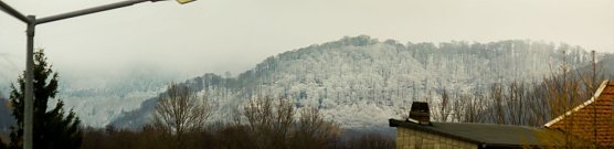 Der Harz am Freitagvormittag. Der Winter breitet seine F&uuml;hler aus und die Wolken h&auml;ngen so tief, dass die Spitzen in diesen verschwinden. (Foto: G. Thelemann)