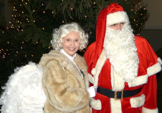 Engel und Weihnachtsmann (Foto: B. Susemihl) Engel und Weihnachtsmann (Foto: B. Susemihl)
