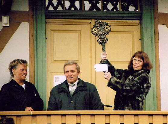 Sarah Kirsch er&ouml;ffnet 2002 das rekonstruierte Geburtshaus (Foto: Archiv Kneffel)