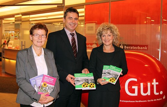 Frauenchronik &uuml;bergeben (Foto: J. Piper)