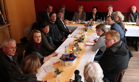 Im Gespr&auml;ch mit der B&uuml;rgerinitiative (Foto: nnz)