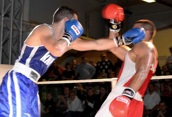 Machte den Sieg f&uuml;r Nordhausen perfekt: Leon Bunn im blauen Trikot. (Foto: Karsten Thorhauer)