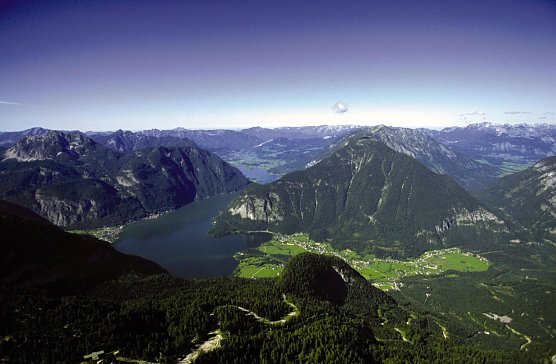 Blick auf Hallst&auml;ttersee und Obertraun (Foto: Inneres Salzkammergut)