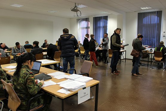 Das Einrücken hat begonnen (Foto: Karl-Heinz Herrmann) Das Einrücken hat begonnen (Foto: Karl-Heinz Herrmann)