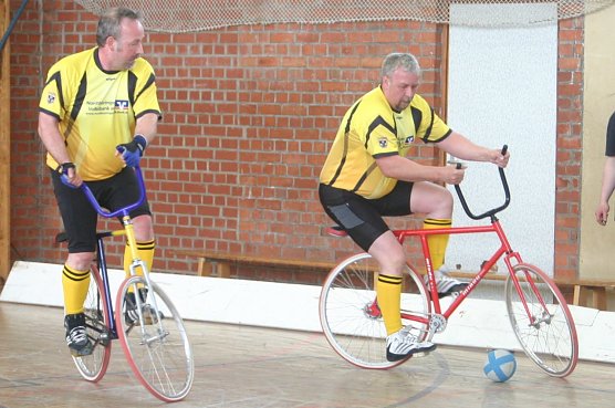 Mit dem Rad am Ball (Foto: Uwe Tittel) Mit dem Rad am Ball (Foto: Uwe Tittel)