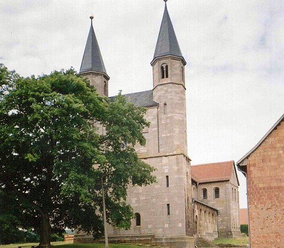 Spätromanische Pfeilerbasilika in Münchenlohra (Foto: Archiv Rasemann) Spätromanische Pfeilerbasilika in Münchenlohra (Foto: Archiv Rasemann)