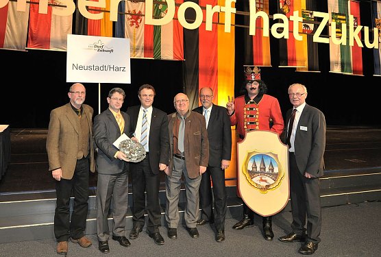 Ehrung für Neustadt (Foto: Tessmann/BMEL) Ehrung für Neustadt (Foto: Tessmann/BMEL)