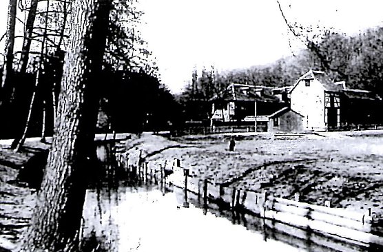 Etwa so, besagt eine Postkarte aus dem Jahre 1900, m&uuml;sste der M&uuml;hlgraben vor der Rotleimm&uuml;hle einmal ausgesehen haben. (Foto: Archiv/Fritz Schmalz)