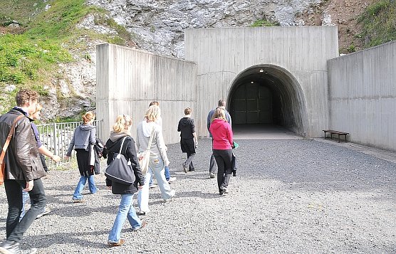 Neuer Eingang wird eingebaut (Foto: Gedenkstätte Mittelbau-Dora) Neuer Eingang wird eingebaut (Foto: Gedenkstätte Mittelbau-Dora)