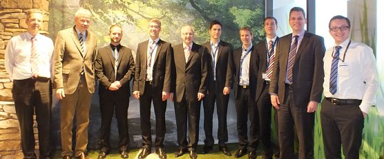 Ringo Luther (3. v.l.), Thorsten Schneider (4. v.l.) und Prof. J&ouml;rg Arnsmeyer (2. v.l.) im Kreis der Unternehmensvertreter. (Foto: privat)