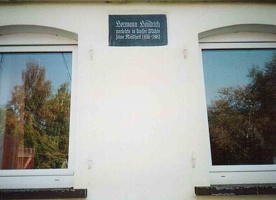 Tafel erinnert an Hendrich (Foto: Archiv Rasemann)