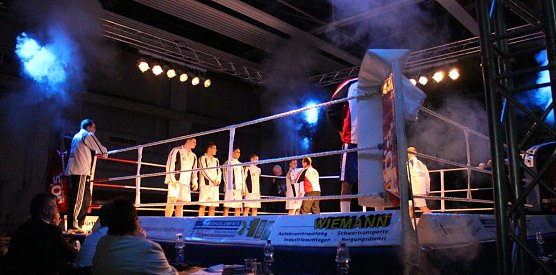 Die Mannschaften im Ring (Foto: nnz)