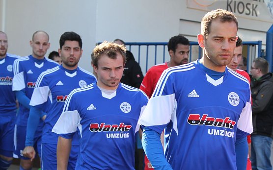 Die Mannschaft mit dem neuen Trikotsponsor (Foto: Bernd Peter) Die Mannschaft mit dem neuen Trikotsponsor (Foto: Bernd Peter)