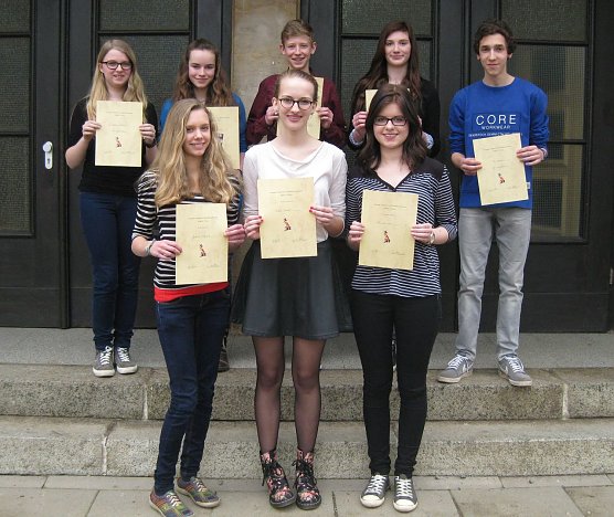 Von links in der ersten Reihe: Josephine Hoffmann, Sophie Scharff, Lisa-Marie J&auml;ger (Foto: privat)