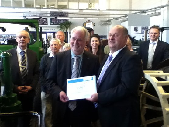 Lottomittel&uuml;bergabe durch Minister J&uuml;rgen Reinholz (rechts) an Helmut Peter, den Vorsitzenden des T&auml;gervereins des IFA-Museums (Foto: Angelo Glashagel)