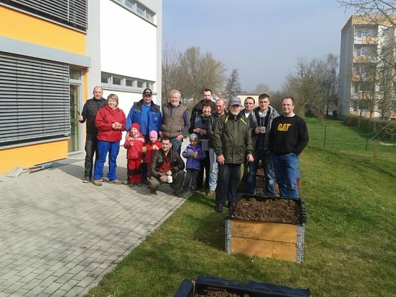 Helfer vor einem der fünf neuen Hochbeete in der Kita Kleine Spürnasen ( (Foto: Privat) Helfer vor einem der fünf neuen Hochbeete in der Kita Kleine Spürnasen ( (Foto: Privat)