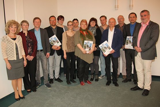 Vertreter der T&auml;gervereine, Landr&auml;tin Birgit Keller und Beigeordneter Stefan N&uuml;&szlig;le bei der &Uuml;berreichung der F&ouml;rdermittelbescheide (Foto: Jessica Pieper)