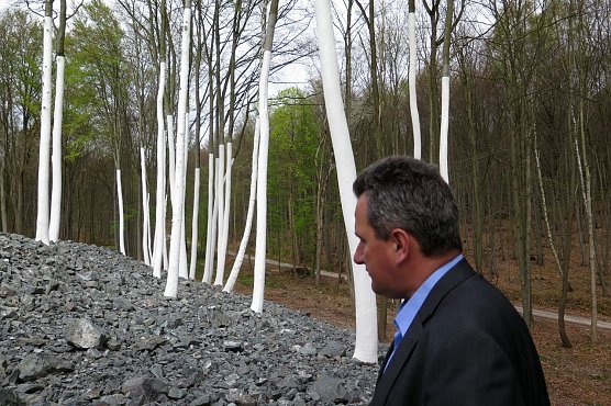 Wagner am Aschegrab (Foto: nnz)