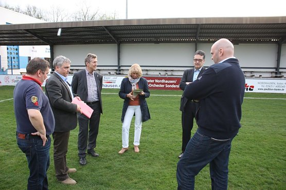 Vor-Ort-Termin im Albert-Kuntz-Sportpark. V.l.n.r.: Frank Kirchhoff, Vizepr&auml;sident des FSV Wacker 90 Nordhausen, Frank Ollech von der Schul- und Sportverwaltung bei der Stadtverwaltung, Oberb&uuml;rgermeis (Foto: Patrick Grabe)