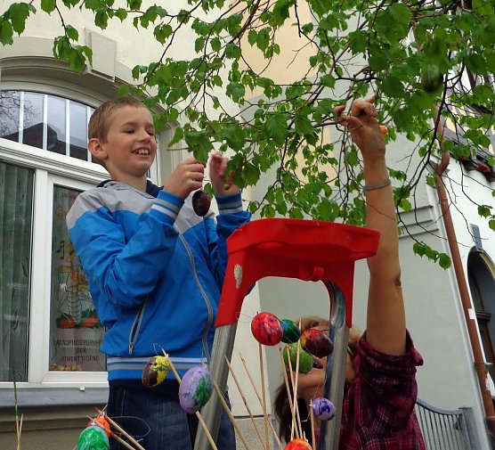 Ostereier aufh&auml;ngen (Foto: privat)