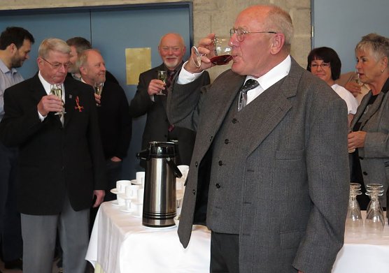 Zum Wohle, Prof. Markgraf (Foto: nnz)