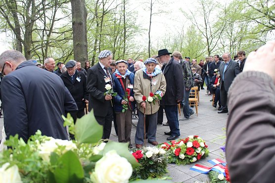 &Uuml;berlebende Gedenken der Toten (Foto: Angelo Glashagel)