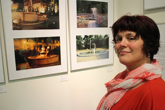 Astrid Lautenschl&auml;ger hat die Ausstellung organisiert und aufgebaut (Foto: Angelo Glashagel)