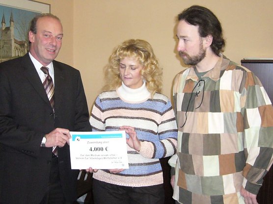 Scheck &uuml;bergeben (Foto: pln)