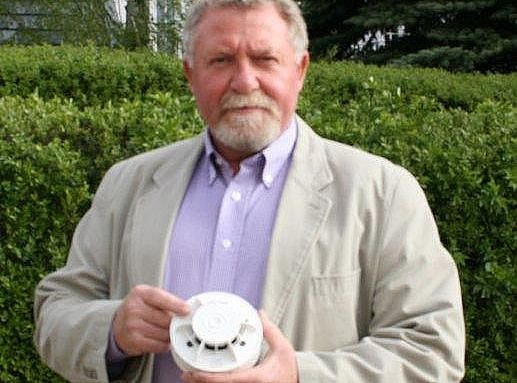 Der verantwortliche Vorstand f&uuml;r Technik, Harald Eisentraut, pr&auml;sentiert die modernen Melder (Foto: WBG)