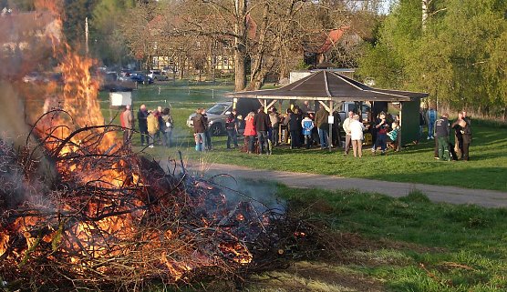 Osterfeuer auf dem Berg (Foto: Wolfgang J&ouml;rgens)