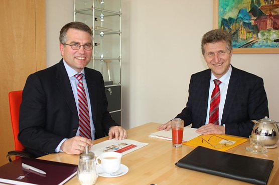 Carsten Frob&ouml;se und Oberb&uuml;rgermeister Klaus Zeh im Gespr&auml;ch (Foto: Patrick Grabe)