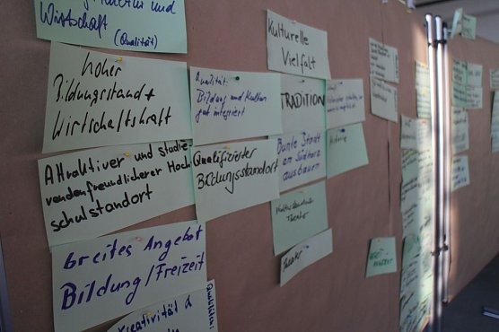 Zettelwirtschaft (Foto: Angelo Glashagel)