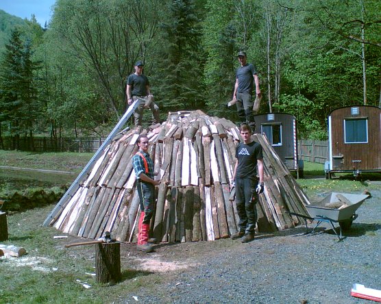 Holzmeiler errichtet (Foto: Michael Böhme) Holzmeiler errichtet (Foto: Michael Böhme)