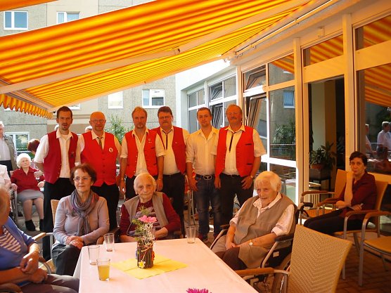 Der Mai wird auch bei den Senioren mit Freude gefeiert (Foto: DRK Pflegeheim Nordhausen)