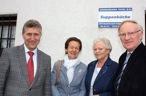 Dr. Klaus Zeh, Brigitte Manke, Helga Rathnau, Leiterin der Tafel e.V. und Dr. Volker D&uuml;ssel (Foto: Ilona Bergmann)