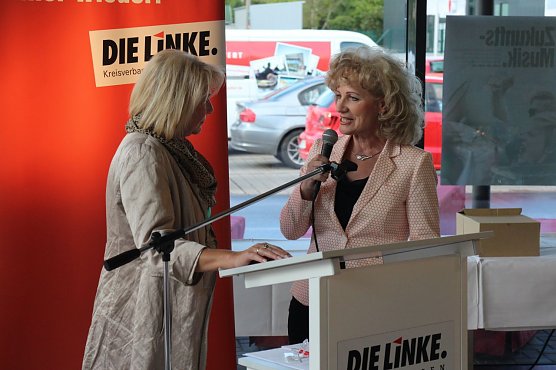 Im Zwiegespr&auml;ch Hannelore Haase und Birgit Keller (Foto: Angelo Glashagel)