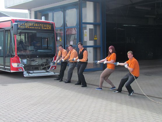 Bus-Tauziehen wird neuer Wettkampf beim Stadtwerketag (Foto: Franziska Bernsdorf)