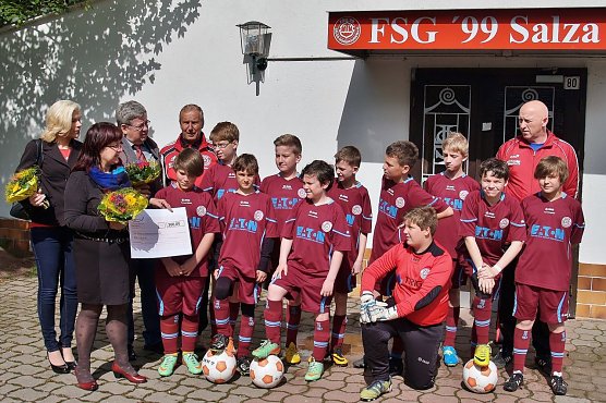 Scheck&uuml;bergabe an den Nachwuchs des FSG 99 Salza Nordhausen (Foto: Helmut Graniewski)
